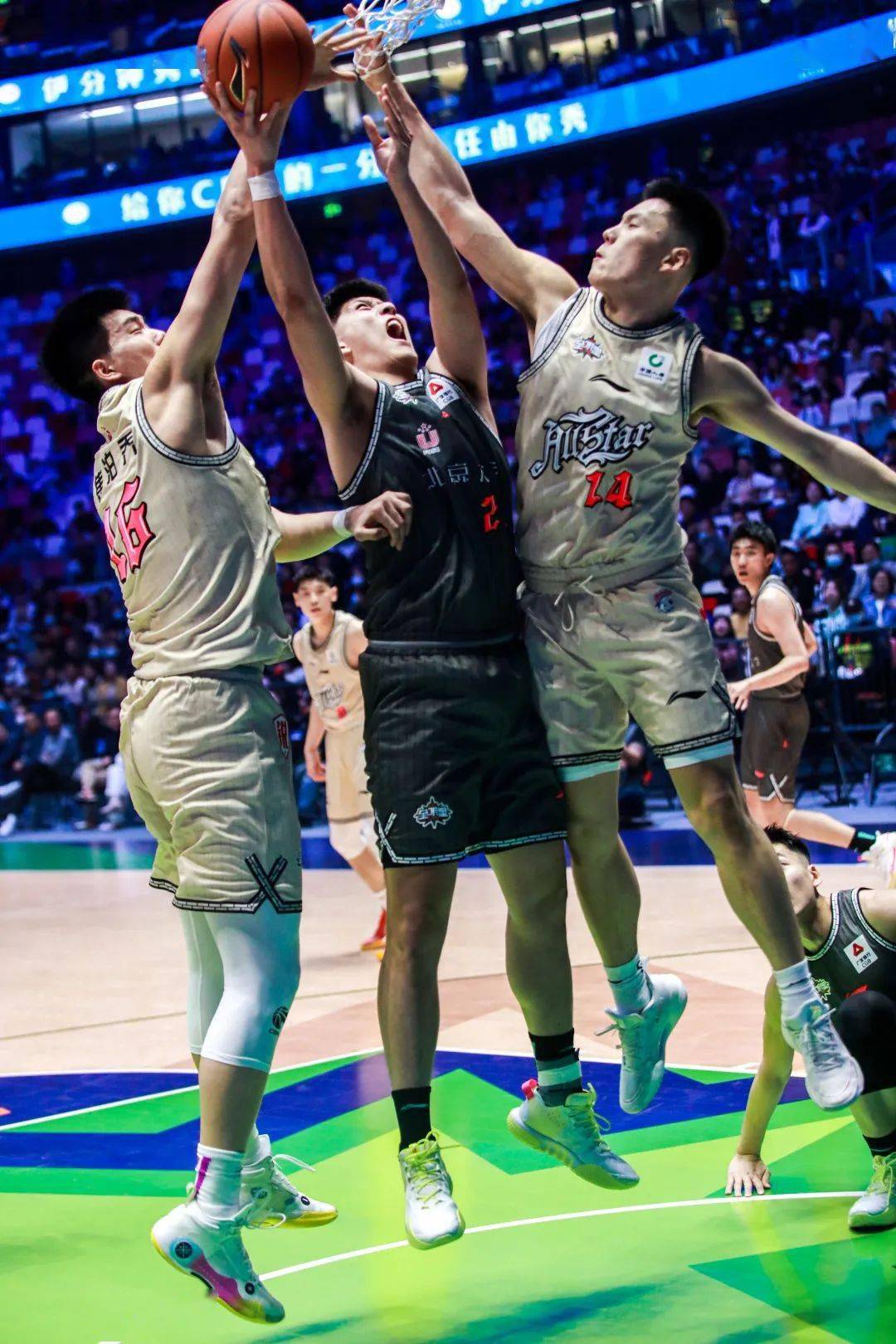 天行体育 -赛地聚焦——CBA季后赛冲刺阶段热度飙升，巴黎圣日耳曼战术微调，更衣室稳定，团队化学反应显著(2024cba季后赛最新战况最新消息)